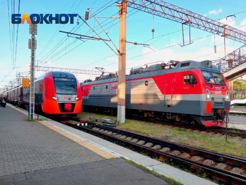 С острой нехваткой билетов на Черноморское побережье сталкиваются туристы Специально созданные боты, которые за доли секунды забирают практически все доступные ж/д билеты на популярные направления, стали главной проблемой. Вместе с тем не исчезли и обычные перекупщики, которые с помощью схемы возврата билетов могут зарабатывать немалые суммы. Они покупали билет, а реализовав его через интернет, возвращали в систему РЖД, переоформляли и продавали. Но теперь такая схема работать уже не будет. По словам заместителя гендиректора ОАО «РЖД» Ивана Колесникова, билеты будут возвращаться в систему только через некоторое время: это может занять час и более. Работа Авто Глэмпинг