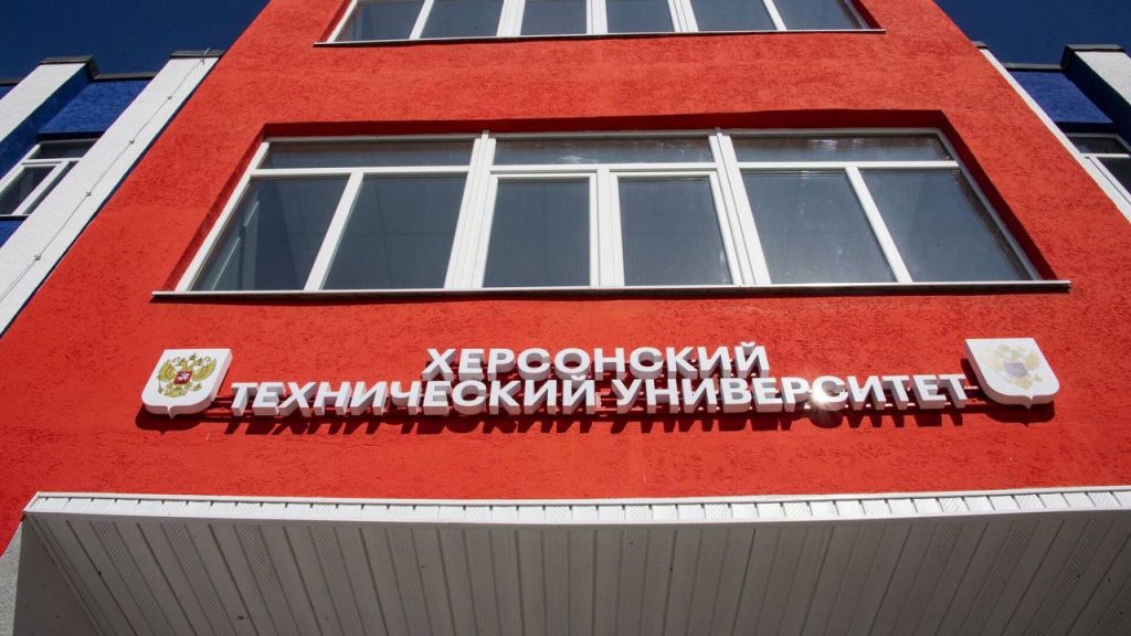 В Херсонской области создадут представительство РАН   В Херсонском техническом университете состоялся круглый стол «Комплексное развитие территорий Херсонской области», на котором обсудили ключевые направления развития региона.  Одним из центральных вопросов стало создание Представительства Российской академии наук  РАН  и Совета по научно-технологическому развитию и инновациям под руководством Губернатора Владимира Сальдо.  Губернатор отметил, что развитие науки является важнейшим фактором экономического роста и повышения качества жизни населения.  Первый заместитель Губернатора Павел Шувалкин подчеркнул, что ведущую роль в реализации инициативы сыграет Херсонский технический университет как центр подготовки квалифицированных специалистов.  Также участники круглого стола представили концепцию туристико-агропромышленного центра, в котором планируется внедрение системы шестиполья для демонстрации сельскохозяйственного потенциала региона.