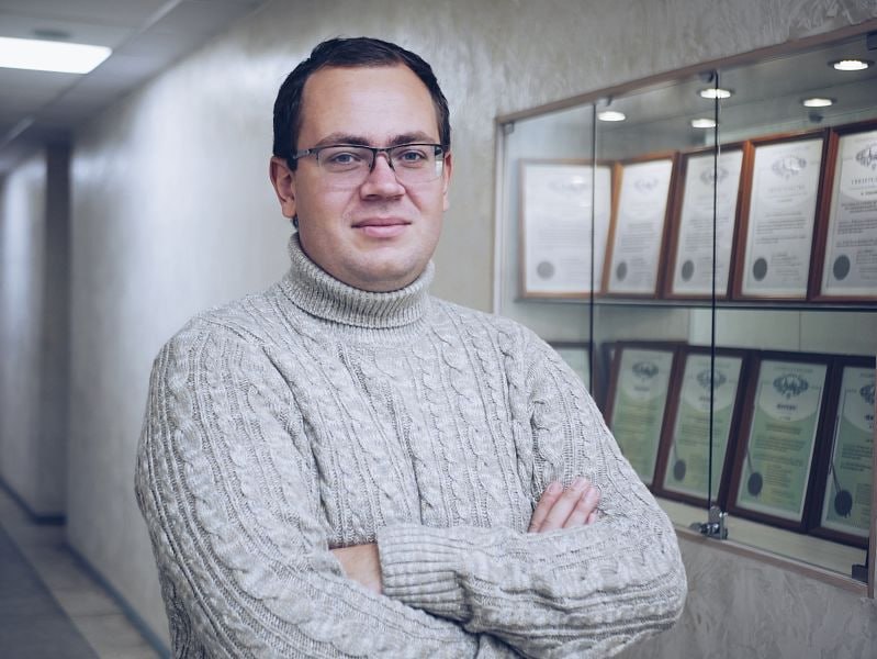 Дальневосточные ученые разработали новую технологию для повышения качества нефтепродуктов 6 ноября Новости Минобрнауки России Ученые Института автоматики и процессов управления Дальневосточного отделения Российской академии наук ИАПУ ДВО РАН разработали новую технологию которая повышает точность оценки показателей качества нефтепродуктов и специальных фракций углеводородов Новый метод учитывает корреляцию ошибок на каждом этапе обработки данных и позволяет повысить эффективность автоматизированных систем мониторинга и управления качеством в производстве компонентов арктических топлив и основы буровых растворов что крайне важно для освоения Арктики По словам ученых ранее используемые методы не позволяли учитывать корреляцию ошибок при анализе многокомпонентных характеристик качества что было причиной значительных отклонений результатов Новая технология предлагает решение этой проблемы путем введения усовершенствованного алгоритма настройки многомерного предиктора ошибок на каждом этапе обработки данных Она включает метод построения виртуальных анализаторов для повышения качества фракционного состава продуктов в ректификационных колоннах технологических аппаратах для разделения смеси углеводородов на отдельные фракции с заданными свойствами Инновационный подход основан на применении многомерных моделей временных рядов Эти модели позволяют учитывать динамические зависимости ошибок в измерениях качества нефтепродуктов снижая уровень погрешности и улучшая контроль ключевых показателей рассказал участник исследовательской группы кандидат технических наук Олег Снегирев Мы создали первую систему которая способна более точно оценивать комплексные характеристики ошибок оценивания качества и повышать точность управления даже наиболее сложными технологическими процессами глубокой переработки нефти отметил руководитель исследования доктор технических наук Андрей Торгашов Экспериментальные испытания нового метода подтвердили снижение средней ошибки оценки качества в реальном времени примерно на треть относительно текущих подходов для технологической установки гидрокрекинга По мнению ученых это дает возможность промышленного внедрения разработанной технологии на ведущих российских заводах нефтепереработки а сама разработка является важным этапом развития отечественной автоматизации производства и обеспечивает российским предприятиям дополнительные преимущества на глобальном рынке переработки углеводородов