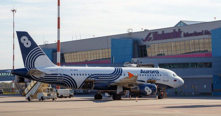 Удвоить количество авиарейсов во Владивосток планируют на Чукотке 19 ноября во время прямой линии губернатор округа Владислав Кузнецов рассказал о развитии авиаперевозок По его словам наблюдается рост пассажиропотока на внутренних линиях Если в 2023 году компания ЧукотАВИА перевезла 36 тысяч пассажиров то в 2025 году по прогнозу пассажиропоток превысит 40 тысяч человек Растёт количество людей которые летают внутренними авиарейсами и это хорошо Соответственно растёт потребность во внешних перелётах В этом году летом работал рейс Анадырь Красноярск Сейчас поток совсем низкий поэтому мы его возобновим в пиковый сезон Жители высоко оценили нашу работу по запуску нового рейса до Владивостока На этом мы не будем останавливаться летом в период высокого пассажиропотока планируем увеличить количество рейсов до двух в неделю отметил глава региона   ПОЛНЫЙ ТЕКСТ НОВОСТИ Андрей Ефимкин t me AuroraAirlines авиаперевозки аврора Чукотка губернатор Информагентство Чукотка ПОДПИСАТЬСЯ  ПОДДЕРЖАТЬ ГОЛОСОМ