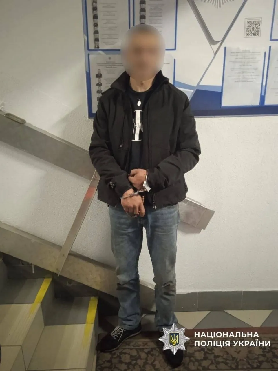 Мужчина во Львове увидев патруль ТЦК взял в заложники 13 летнюю девочку По данным полиции инцидент произошел на улице Кавалеридзе 43 летний львовянин распылил слезоточивый газ схватил девочку и приставил нож к ее шее Полицейские и военнослужащие ТЦК задержали мужчину и освободили ребенка Девочка не пострадала Открыто уголовное производство по статье о незаконном лишении свободы или похищении человека