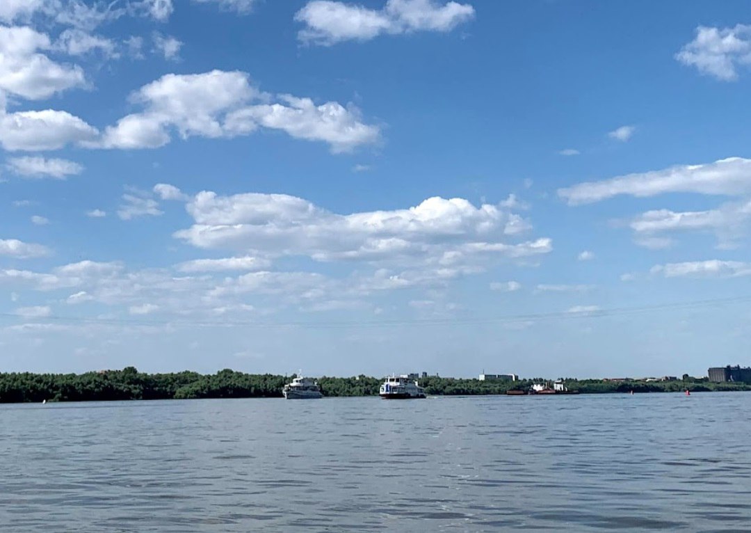 В правительстве думают над запуском пассажирских теплоходов до Казахстана  Об этом рассказал Виталий Хоценко, посетивший сегодня Павлодарскую область. По его словам, водные перевозки могут стать новым направлением в логистике. Речь идёт в основном о грузовых рейсах, однако сферу путешествий и туризма тоже хотят охватить.  «Видим в перспективе и потенциал в части организации пассажирских рейсов, что положительно скажется на развитии туризма», — добавил губернатор.