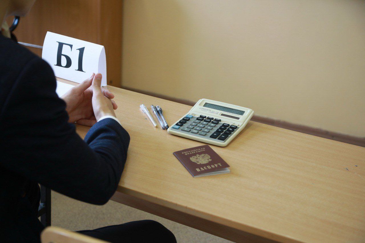 В Приангарье продолжаются основные госэкзамены у девятиклассников Девятиклассники 26 мая сдавали предметы по выбору: биологию, химию, обществознание и информатику. Половина всех участников ГИА по программам основного общего образования выбрали информатику, 40,8 % планируют сдавать обществознание. Министр образования Максим Парфенов сообщил, что всего в 2025 году девятый класс заканчивают свыше 33 тысяч обучающихся, а в этот день зарегистрировано на экзамены по данным предметам около 22 тысяч участников: на ОГЭ по биологии – 6,8 тысячи школьников, по химии – порядка одной тысячи, по обществознанию – 6,7 тысячи и по информатике – 7,2 тысячи участников. Формат государственного выпускного экзамена выбрали 29 девятиклассников. Самым продолжительным по времени являются обществознание и химия 180 минут . Продолжительность экзаменов по биологии и информатике составляет 150 минут . О результатах сегодняшних экзаменов участники будут проинформированы не позднее 10 июня. Напомним, что в регионе для оперативного решения возникающих у участников экзаменационной кампании вопросов организована горячая линия ГИА по телефону: 8 3952 34-17-32.