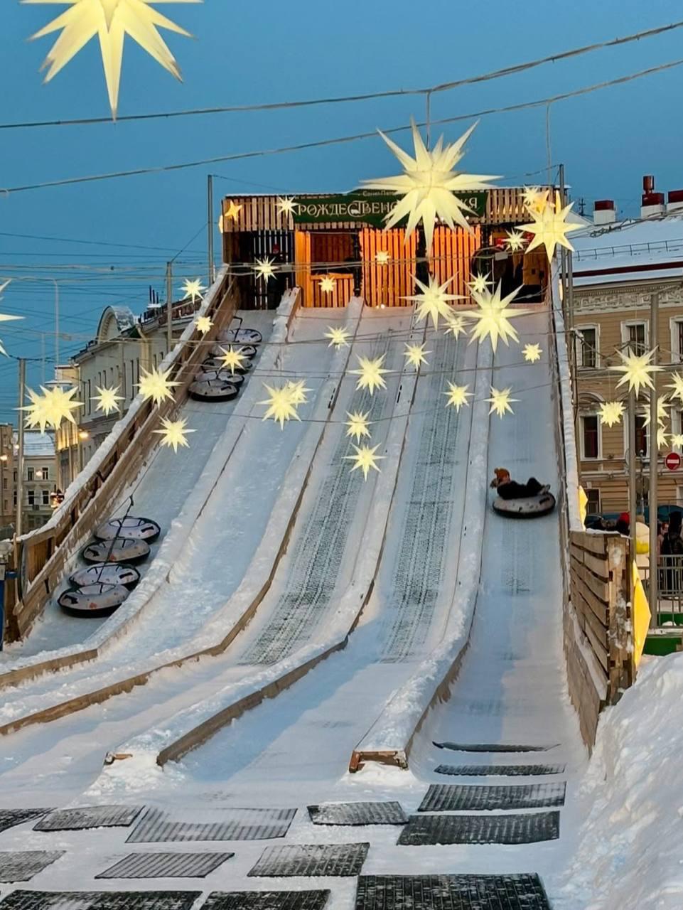 На Дворцовой площади открылась бесплатная горка Покататься можно в порядке живой очереди с 12 00 до 20 30 аттракцион будет работать до 11 января Эй Питер