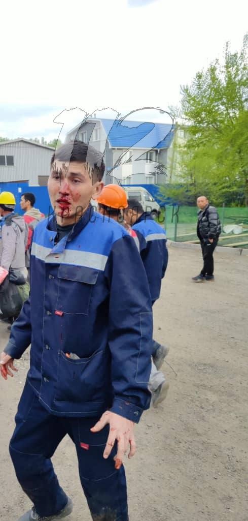 Строители из Китая и Узбекистана устроили массовую драку в Ленинском районе По информации полиции, минимум четыре человека с травмами обратились за помощью к медикам. В отдел полиции доставили 25 самых активных драчунов. Конфликт, предварительно, произошел «на бытовой почве». Видео драки опубликовали в канале «112 Красноярск». Там утверждали, что все участники драки — сотрудники Китая и Узбекистана — рабочие китайской строительной компании «СиАрСиСи Рус». Недавно стало известно, что эта компания присоединится к строительству красноярского метро. Однако в компании «Моспроект-3» сообщили, что их субподрядчиков из «16-ого Управления СиАрСиСи» в Красноярске еще нет. Видео: 112 Красноярск