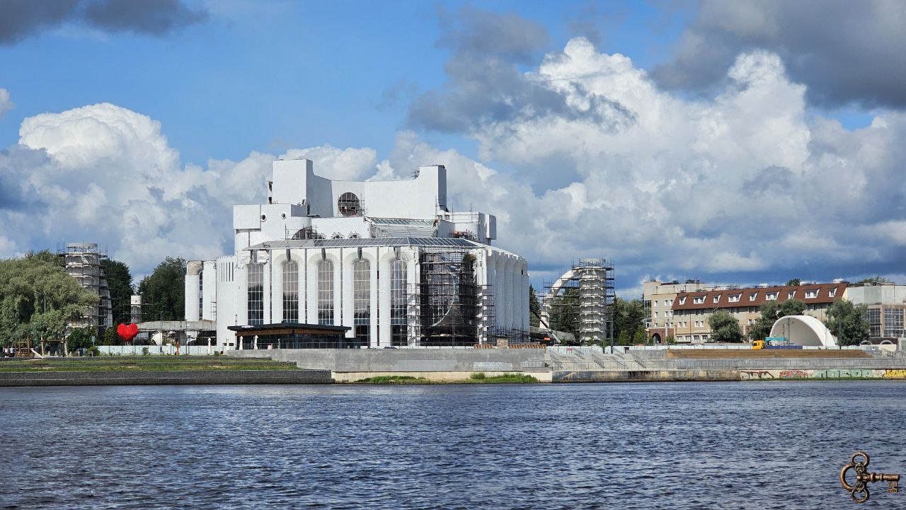 Театр драмы имени Достоевского в Великом Новгороде всё же планируют ввести в эксплуатацию в этом году. Об этом доложил Александр Дронов заместителю председателя правительства РФ Татьяне Голиковой. Врио губернатора также доложил, что реставрационные работы в церкви Петра и Павла на Синичьей горе завершаются, а реставрация церкви Ильи Пророка на Славне началась.