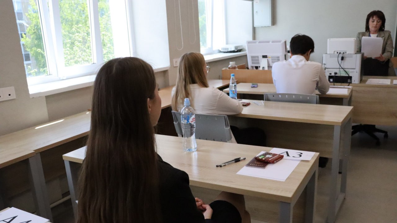 Рустам Минниханов потребовал справедливо оценивать знания учеников В Татарстане 19 претендентов на золотую медаль не смогли набрать высокие баллы на ЕГЭ Такого безобразия быть не должно Каждый учитель обязан справедливо оценивать знания учеников заявил раис республики А вас справедливо оценивали оценивают в школе Мне завышали завышают оценки Меня недооценивали недооценивают учителя Оценивали справедливо ну почти   Подписаться на Вечерку