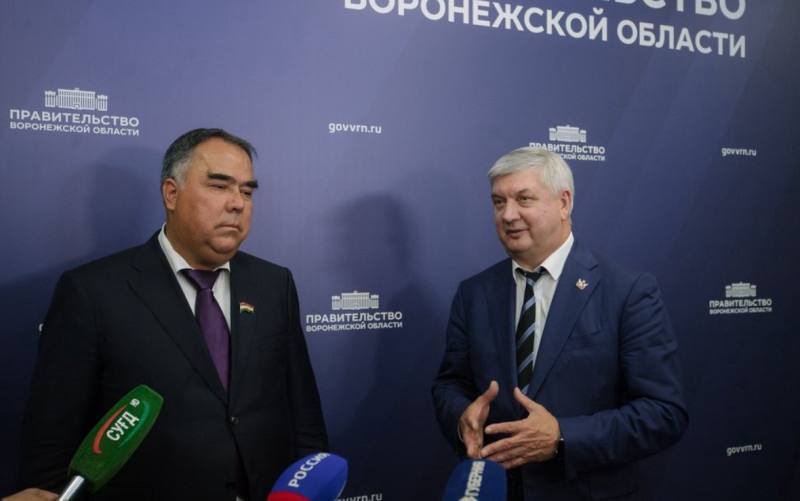 В Воронежской области могут начать переработку таджикского хлопка Делегация Согдийской области Республики Таджикистан во главе с председателем Раджабом Ахмадзодой посетила Воронежскую область с рабочим визитом. Визит начался с торжественной церемонии возложения цветов к Могиле Неизвестного Солдата на площади Победы в Воронеже, где губернатор Воронежской области Александр Гусев и Раджаб Ахмадзода отдали дань памяти павшим героям, возложив алые гвоздики. Александр Гусев, приветствуя гостей, подчеркнул значительный экономический потенциал Воронежской области, отметив ее лидирующие позиции в сельском хозяйстве и промышленности. Ключевым событием визита стала встреча в правительстве Воронежской области, в которой приняли участие руководители регионов, а также ключевые чиновники.