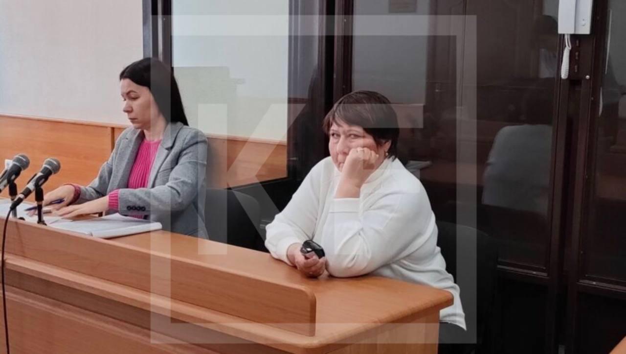 Экс заведующей столовой Нэфиса в Казани где массово отравились рабочие вынесли приговор Напомним инцидент произошел в марте 2024 года После посещения столовой на территории АО Нэфис Косметикс 89 сотрудников заболели сальмонеллезом 73 человека попали в больницу После случившегося Роспотребнадзор провел проверку в ходе которой было выявлено более 20 нарушений санитарных норм на кухне обнаружили просрочку гнилые продукты грязную посуду и другие грубые нарушения Приговором суда 65 летнюю экс заведующую столовой Нэфиса Наилю Афлятонову приговорили к штрафу сообщает Следственное управление СКР по РТ Ранее KazanFirst писал что женщина признала вину KazanFirst в бот