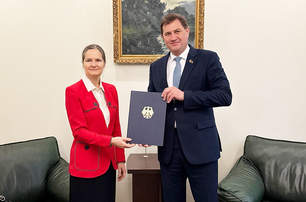 Тем временем глава МИД Беларуси Максим Рыженков встретился с Поверенной в делах ФРГ в Беларуси Катрин аус дем Зипен по случаю вручения оригиналов верительных грамот Стороны обсудили состояния и перспектив развития белорусского германских отношений с учетом складывающихся международно политических реалий актуальной ситуации в регионе Отмечена готовность белорусской стороны к налаживанию прагматичного и равноправного диалога с ФРГ и ЕС основанного на взаимном уважении и учете интересов сторон Прислать новость