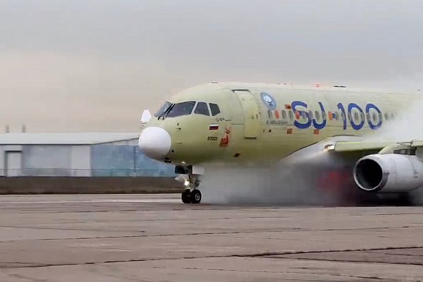 ОАК успешно испытала новый Superjet в бассейне на защиту двигателей от воды Специалисты Объединенной авиастроительной корпорации провели в так называемом бассейне сертификационные испытания полностью импортозамещенного ближнемагистрального самолета Superjet с российскими двигателями ПД 8 производства Объединенной двигателестроительной корпорации ОАК и ОДК входят в Госкорпорацию Ростех В ходе тестов была подтверждена возможность эксплуатации лайнера при наличии воды на взлетно посадочной полосе Об этом сообщает AVIA RU со ссылкой на данные ОАК Для проведения испытаний на аэродроме ЛИИ им М М Громова в городе Жуковский смонтирован бассейн длиной более 70 метров и шириной 12 метров Его параметры обеспечивают нормированную глубину воды в соответствии с российскими и европейскими требованиями которые установлены для проведения таких видов испытаний Самолет разгоняется и выполняет пробежки по взлетно посадочной полосе с бассейном aviaru net n289537