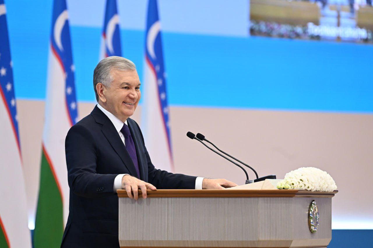 Президент Шавкат Мирзиёев:  В фонде "Эл-Юрт Умиди" в несколько раз будут увеличены квоты для таких секторов, как энергетика, транспорт, урбанизация, архитектура, строительство, сельское и водное хозяйства.  Теперь банки будут выдавать льготные образовательные кредиты до 20 000 долларов молодым людям, поступившим в 300 лучших вузов мира.
