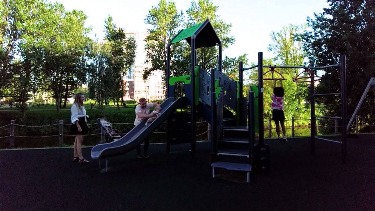 Школы, детские сады и общественные пространства: как благоустраивают один из районов Санкт-Петербурга Более миллиарда рублей выделено из городского бюджета Красногвардейскому району на обновление школ и детских садов. Ремонты идут в 14 школах и 32 детских садах. Особое внимание уделено обновлению пищеблоков и обеденных залов. Также благоустраивают территории и ремонтируют пришкольные стадионы. Продолжается обновление общественных пространств. Так участок набережной Охты от моста Энергетиков по левому берегу реки до Уткиной дачи будет благоустроен в несколько этапов. Первые два за счет инвестора в 2025-2026 годах, ещё два спроектирует и благоустроит администрация по программе «Формирование комфортной городской среды». Участок на территории Музейного комплекса Уткина дача возьмет на себя Музей городской скульптуры. Основные работы по берегоукреплению на первом этапе у моста Энергетиков уже завершены, далее — благоустройство и озеленение.