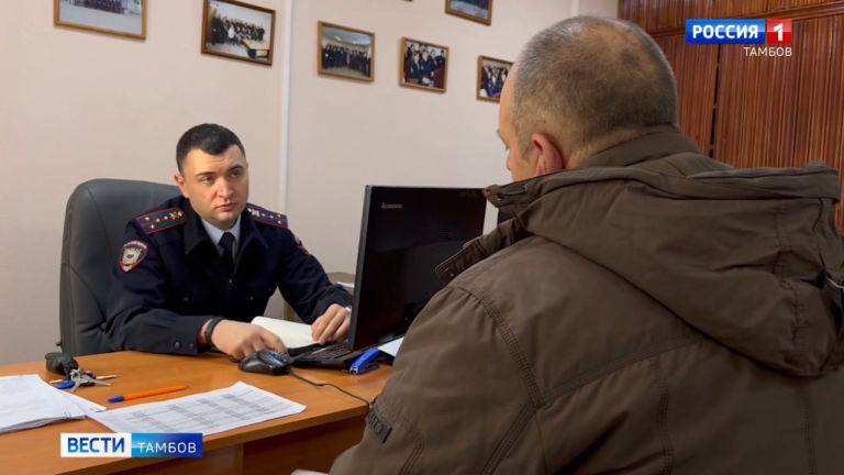 В каналах распространяется информация, что в Тамбове задержали заместителя начальника участковых Руслана Ибрагимова за торговлю людьми По предварительным данным, оборотень подозревается в том, что систематически передавал местных алкоголиков представителям цыганской общины. Те, в свою очередь, якобы использовали зависимых людей для сбора денег на зоны СВО — под предлогом добровольного участия или оформления фиктивных контрактов. При этом у бедолаг отбирались банковские карты, телефоны, паспорта, а родственники долгое время не могли установить местонахождение своих близких. Схема, по словам источника, действовала не менее года. Взамен Ибрагимов, предположительно, получал откаты или иные преференции. Информация о задержании появилась на фоне проверки, начатой после жалобы одной из семей, чей родственник «ушёл на войну», но оказался не на контракте, а в долговой кабале, лишённый средств связи и контроля над своей судьбой. Информация требует подтверждения. Официальные структуры пока не комментируют ситуацию. Подписаться