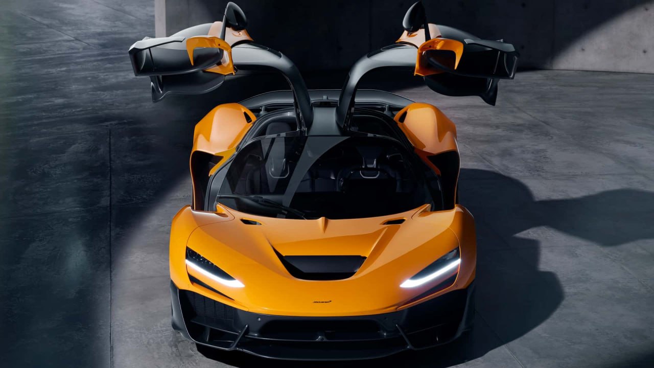 Эстетики пост: McLaren показала свой самый быстрый спорткар — гибридный W1 с разгоном до 100 км/ч за 2.7 сек.  Под капотом бензиновый V8 + электромотор «с технологиями Формулы-1». В сумме 1275 л.с. мощности и скорость до 350 км/ч, а батарея настолько маленькая, что без топлива заряда хватит только на 3 км.  Всего соберут 399 экземпляров. Цена — 200 млн ₽  $2.1 млн .