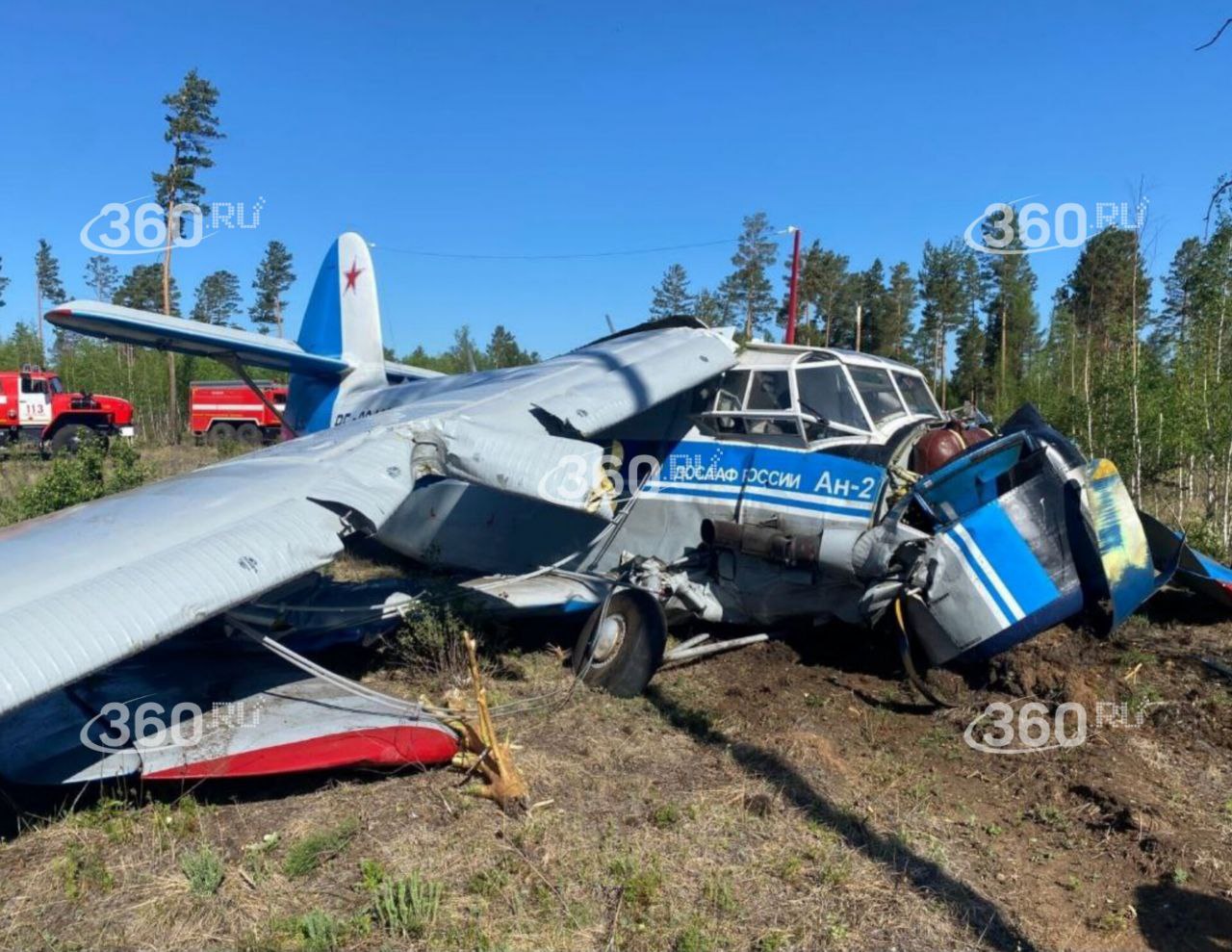 Жесткая посадка АН-2 в Забайкалье. Что известно? Причиной жесткой посадки самолета стала неисправность двигателя, сообщила Восточно-Сибирская транспортная прокуратура. Судно приземлилось через 16 минут после взлета в Читинском районе. Госпитализированы девять человек, трое из них в тяжелом состоянии, угрозы жизни нет, заявил губернатор Осипов. Погибших нет. Самая серьезная травма у одного человека — открытый перелом ноги. Другие поступили в больницу с переломами рук, ног и ребер, сообщил начальник читинского авиационно-спортивного клуба ДОСААФ Аскольд Волошин. По данным СМИ, на борту находились 10 парашютистов и один член экипажа. Всего в устранении последствий участвуют 37 специалистов и 12 единиц техники, в том числе 13 сотрудников МЧС. Один из очевидцев нам сообщил, что слышал, как над его участком пролетел самолет, а потом звук мотора внезапно пропал. «Сам момент планирования с неба на землю наблюдала со своего участка. Просто резко прекратился звук мотора. Пилот пару раз пытался завести двигатель, но попытки были неудачными. Планирование к земле было в полной тишине»