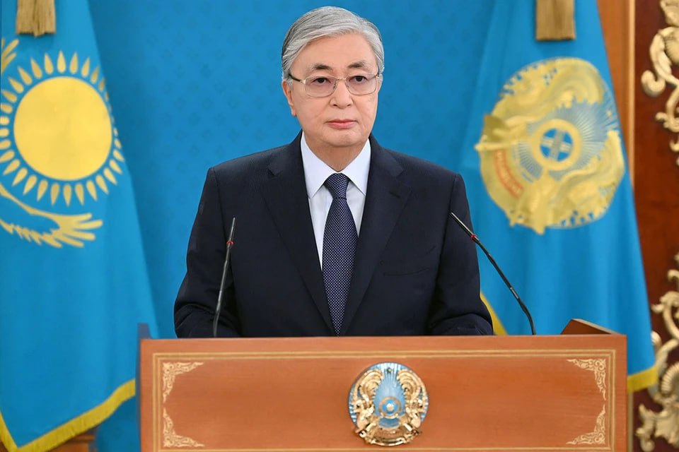 Президент Казахстана заявил о необходимости реформировать структуры ООН По словам Касым-Жомарта Токаева, особенно это касается Совета безопасности. «Если ООН действительно хочет служить мировому сообществу, то её структуры должны быть реформированы, чтобы включить больше голосов из-за пределов постоянных пяти членов США, Великобритании, Франции, России и Китая . Только тогда ООН сможет лучше решать разнообразные и неотложные региональные проблемы нашего времени», — написал Токаев в статье, которая вышла в американском издании The Hill к 80-летию организации. Президент Казахстана считает, что необходимо сделать ООН более отзывчивой к региональным приоритетам и отражающей сегодняшние глобальные реалии. Подпишись на «Говорит Москва»м