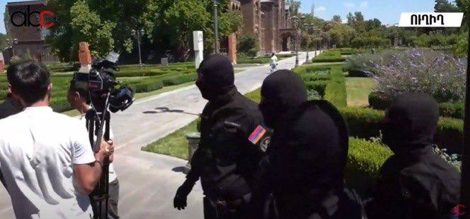 СРОЧНО: Сотрудники СНБ вошли в Резиденцию Католикоса.