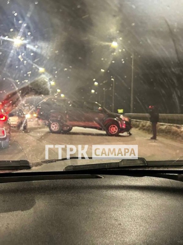В Самаре на Южном мосту столкнулись Mitsubishi и Lada Granta По информации от наших подписчиков авария затруднила проезд иномарка перегородила одну из полос В результате ДТП у Lada Granta серьезно деформирована передняя часть кузова а у Mitsubishi отлетело переднее колесо ГТРК Самара MAX lВК lОК lСАЙТ