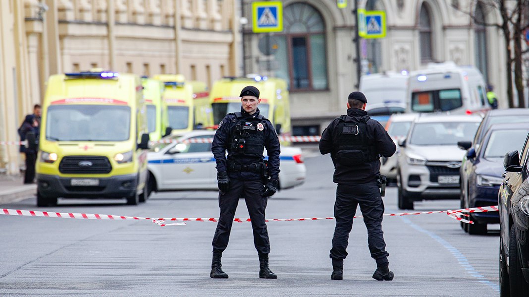 Посол Польши в России Кшиштоф Краевский заявил что подвергся нападению в центре Санкт Петербурга Его слова приводит издание RMF24 По словам дипломата на него напала хорошо организованная и подготовленная группа молодых активистов придерживающихся антипольских и антиукраинских взглядов Они были вооружены плакатами то есть все было абсолютно осознанно и скоординировано добавил он При этом Краевский уточнил что ни он сам ни его коллеги в ходе инцидента не пострадали Это может показаться странным но я привык к подобным инцидентам во время своей командировки Вы прекрасно знаете что подобные инциденты случались неоднократно подчеркнул политик Ранее министр иностранных дел Польши Радослав Сикорский заявил о намерении Варшавы закрыть последнее консульство России на территории страны в городе Гданьске В польском МИД связали решение с диверсией на железной дороге произошедшей в минувшие выходные