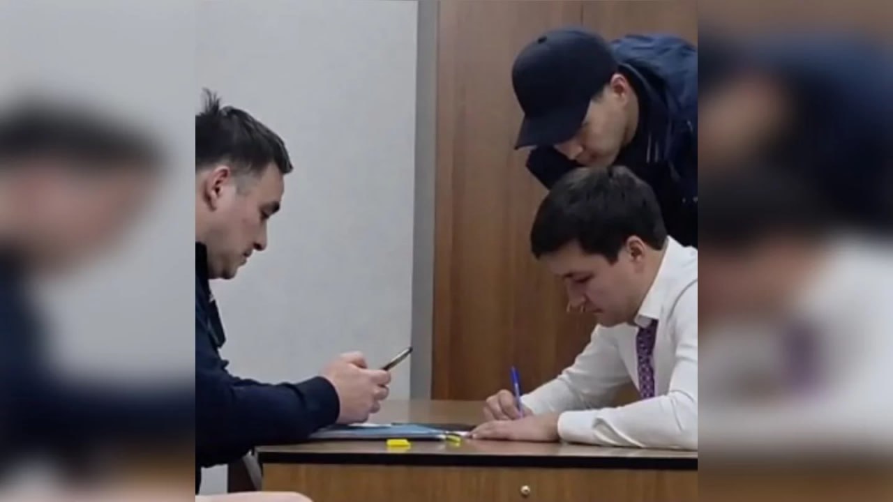 Никто никого не бил в Союзе дзюдо Азии отрицают драку между Сапиевым и Есимхановым Между тем в местном ДП лежит заявление о побоях от некоего 42 летнего жителя Караганды Советник президента Союза дзюдо Азии Айдар Махметов прокомментировал недавний конфликт между Сериком Сапиевым и Дауреном Есимхановым реплай Он сообщил что ситуация не имеет отношения к физической драке По словам Айдара Махметова конфликт возник исключительно по рабочим вопросам из за отказа предоставить необходимые документы Информация о каком либо физическом конфликте не соответствует действительности Никто никого не бил написал Махметов в своём инстаграме Он добавил конфликт исчерпан стороны пришли к взаимопониманию Предыстория как вы поняли выше Кадр из видео t me orda kz