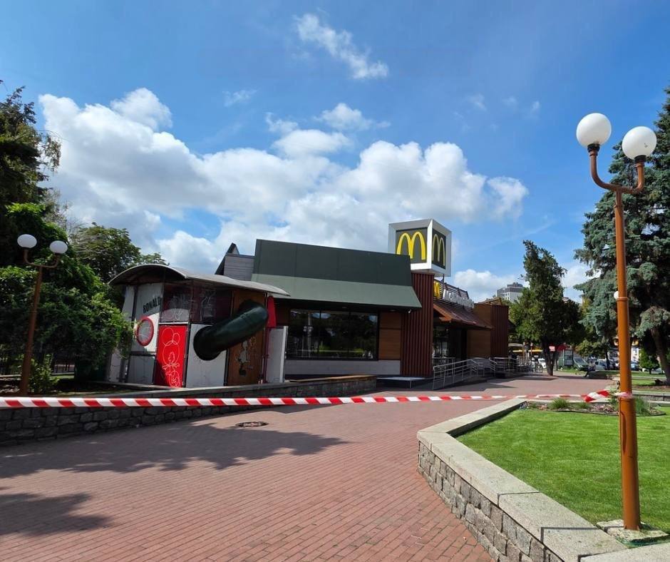 Неизвестный мужчина устроил стрельбу в McDonald’s в украинском городе Черкассы.  Вооруженный злоумышленник находится внутри заведения, всех посетителей эвакуировали. На месте находятся полиция и медики.  Как пишут местные СМИ, мужчина, захвативший McDonald’s во время стрельбы, ранил сам себя. Его эвакуировали на носилках.      МАХ  Отправить новость