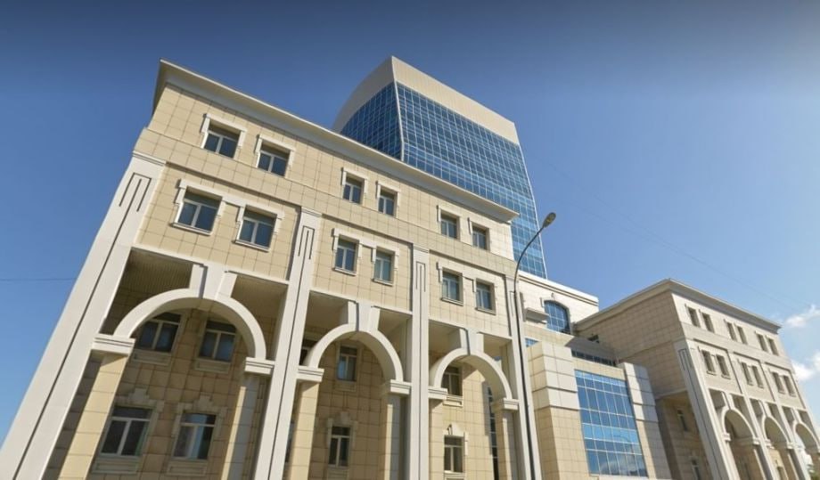 Будущие медики страдают от вечной мерзлоты в вузовских общагах во Владивостоке По словам студентов несмотря на похолодание до 8 C горячее водоснабжение в зданиях полностью отсутствует а из кранов течёт ледяная вода Студенты массово болеют и не могут восстановиться что напрямую сказывается на качестве учебы Особое возмущение вызывает тот факт что данная ситуация носит системный ежегодный характер рассказали учащиеся Студенты утверждают что обращения в диспетчерскую службу и руководство университета не приносят результата В то же время плата за проживание в новом учебном году выросла на 500 рублей Молодые люди просят обратить внимание на ситуацию поскольку по их словам в таких условиях невозможно ни жить ни учиться Если у вас есть новость пишите нам в чат бот