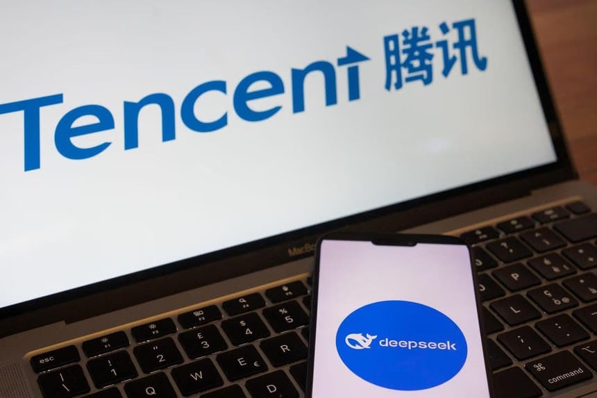 Новая турбо-модель от Tencent  Китайская корпорация Tencent выпустила Hunyuan Turbo S, новый «быстро мыслящий» искусственный интеллект, предназначенный для мгновенных ответов, а не для глубоких рассуждений — достигая в 2 раза большей скорости, соответствуя производительности ведущих моделей в ключевых тестах.  Turbo S соответствует таким моделям, как DeepSeek V3, GPT-4o и 3.5 Sonnet по уровню знаний, математике и рассуждениям, несмотря на акцент на скорость.  Компания Tencent значительно снизила цену на новую модель, сделав ее в разы дешевле предыдущего поколения.  Компания также готовится к запуску еще одной модели рассуждений T1 с «глубоким мышлением», позиционируя две модели для различных сценариев использования.    PRO AI   ПОЛЕЗНЫЙ СОФТ   НОВОСТИ