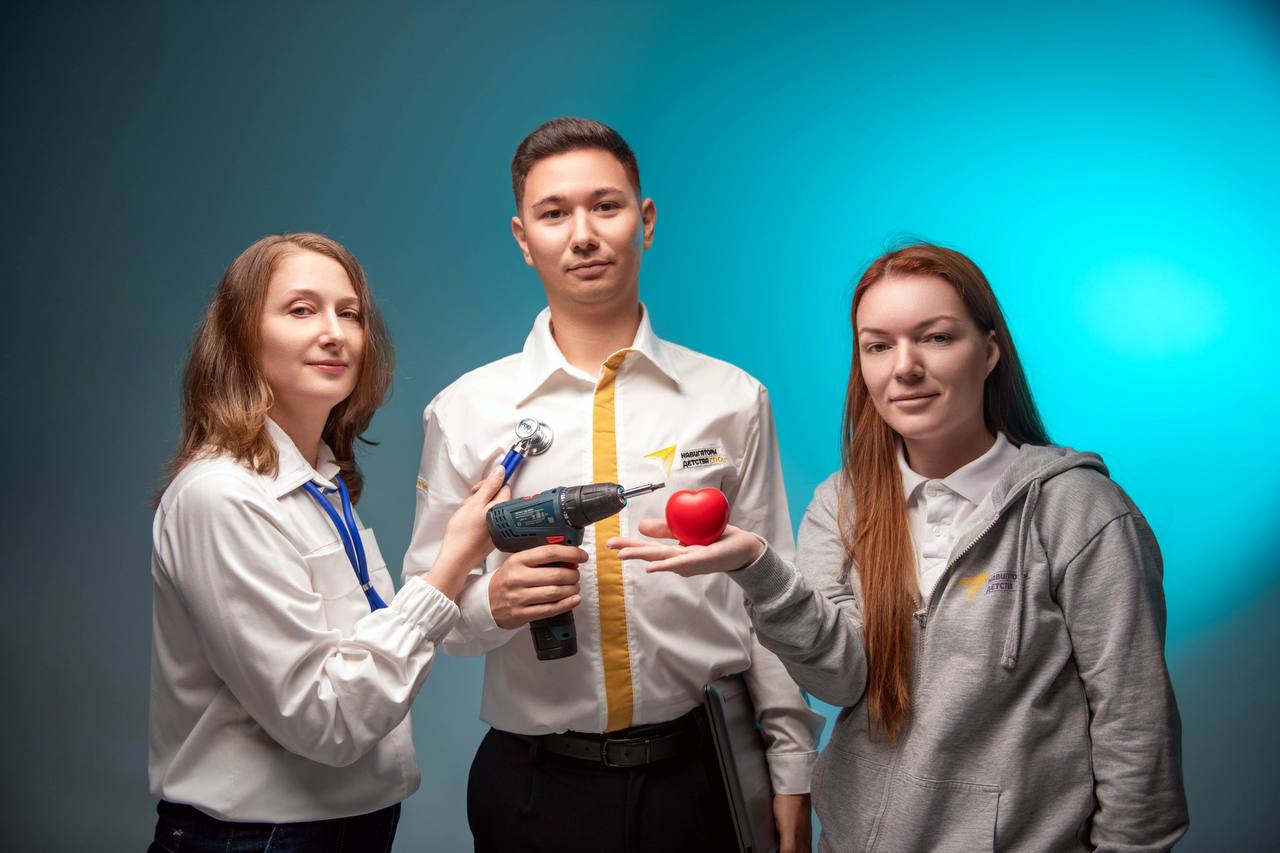 Сахалинская область приняла советников педагогов и активную молодёжь на межрегиональном слёте Лидеры изменений С 13 по 16 ноября советники директоров вместе с другими участниками обсуждали современные инструменты профессионального развития детей и молодёжи а также формирования сообщества лидеров общественного мнения а школах и учреждениях СПО Спикерами выступили эксперты из Москвы Калининграда и Новосибирска Дмитрий Машин Ирина Пенина Елена Богданова и другие Гостями слёта стали большее 200 человек не только с островного региона но также с разных уголков Дальнего востока Работа для них была организована в разных направлениях Трек Портрет и карта компетенций проводника профессионального развития Трек Современные инструменты работы с детьми и молодёжью Трек Формирование сообщества лидеров общественного мнения Трек Лидеры ПРОФТЕХА Акцент слёта был сделан на практических занятиях командообразующих и коммуникационных тренингах практических занятиях и практикумах по организации молодежных мероприятий и подготовке грантовых заявок Самая молодая аудитория собралась на треке Лидеры ПРОФТЕХА больше 100 студентов СПО обсуждали проекты для развития студенческого самоуправления и защитили свои планы профессионального развития на ближайшие несколько лет НавигаторыДетства НавигаторыДетства65 Росдетцентр РДЦ