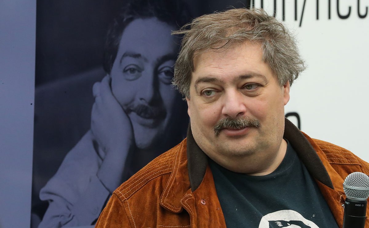 7 лет лишения свободы запросили писателю Дмитрию Быкову по делу о фейках об армии Поводом для дела о военных фейках против Быкова стало интервью писателя каналу Популярная политика об обстрелах Харьковской области в октябре 2023 года Тогда по данным украинской стороны погибли 59 жителей села Гроза Помимо этого Быкову вменяют неоднократное нарушение иноагентского законодательства публикации в личном телеграм канале без соответствующих плашек В прениях прокурор Жилин попросил учесть показания свидетелей сотрудника Центра Э заключение лингвистической экспертизы акты осмотров интернет страниц и назначить Быквову 7 лет колонии общего режима со штрафом 300 тысяч рублей с запретом на администрирование сайтов сроком на 5 лет передает наш корреспондент в суде В 2025 году Дмитрий Быков вошел в топ самых упоминаемых российских писателей вместе с Захаром Прилепиным Борисом Акуниным и Дмитрием Глуховским Все кроме Прилепина поддерживающего СВО заочно арестованы Фото ТАСС