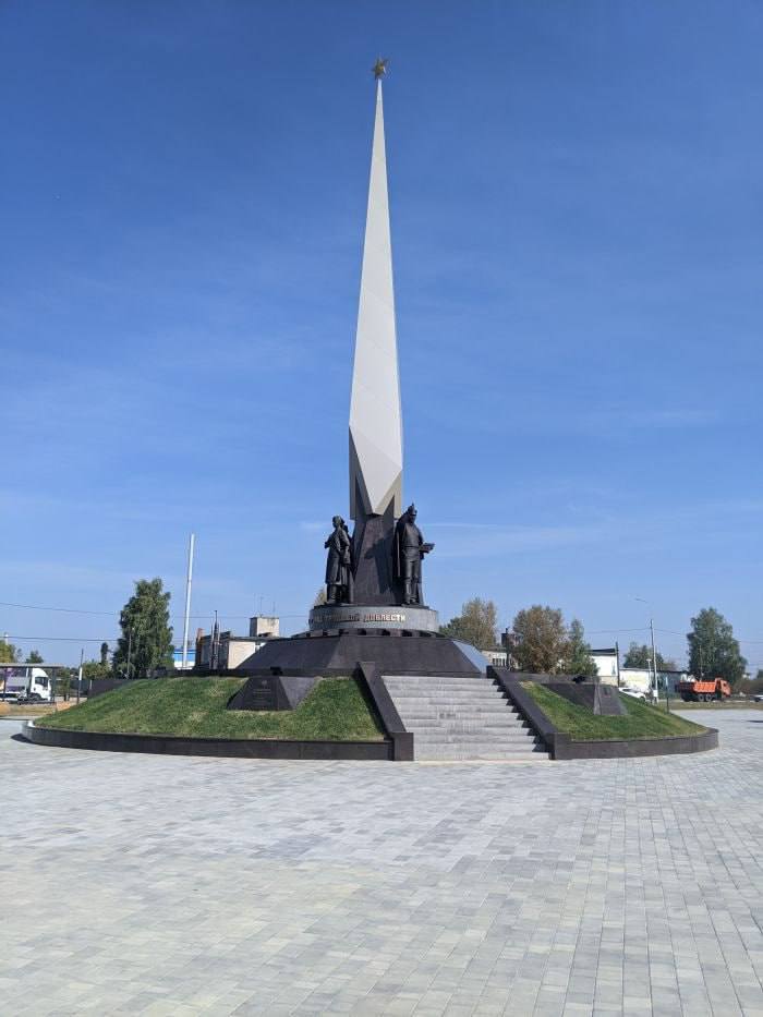 В столице Югры поставят почти 30-метровую стелу «Город трудовой доблести» В Ханты-Мансийске прошло выездное совещание по вопросу установки стелы «Город трудовой доблести». Мероприятие провел губернатор Югры Руслан Кухарук с участием представителей компании-застройщика, депутатов городской думы, почетных жителей, участников специальной военной операции и Общественной палаты города. Высота будущего монумента составит около 28 метров. Установить его планируется на месте уже снесенного аварийного дома по улице Пискунова. Этот участок, по словам участников совещания, выбран не случайно — именно здесь во времена войны находился кирпичный завод, работавший для нужд фронта. Таким образом, новая точка притяжения для горожан станет не только символом памяти, но и возвращением к историческому контексту места.