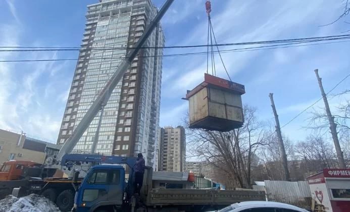 В Челябинске с начала года снесли 128 незаконных торговых точек  В Челябинске с начала 2025 года убрали 155 незаконных объектов, 128 из которых – ларьки и киоски.  «Особое внимание уделено Курчатовскому району как месту концентрации подобных неприглядных сооружений. За 2,5 месяца из общего числа здесь демонтированы 79 киосков», – рассказали сегодня, 13 марта, в пресс-службе администрации Челябинска.  Глава города Алексей Лошкин поручил скорректировать работу в отношении повторно появляющихся незаконных торговых объектов – теперь их будут сносить в первую очередь, сразу же, как только выявляют.  ПОДПИСАТЬСЯ НА НАС