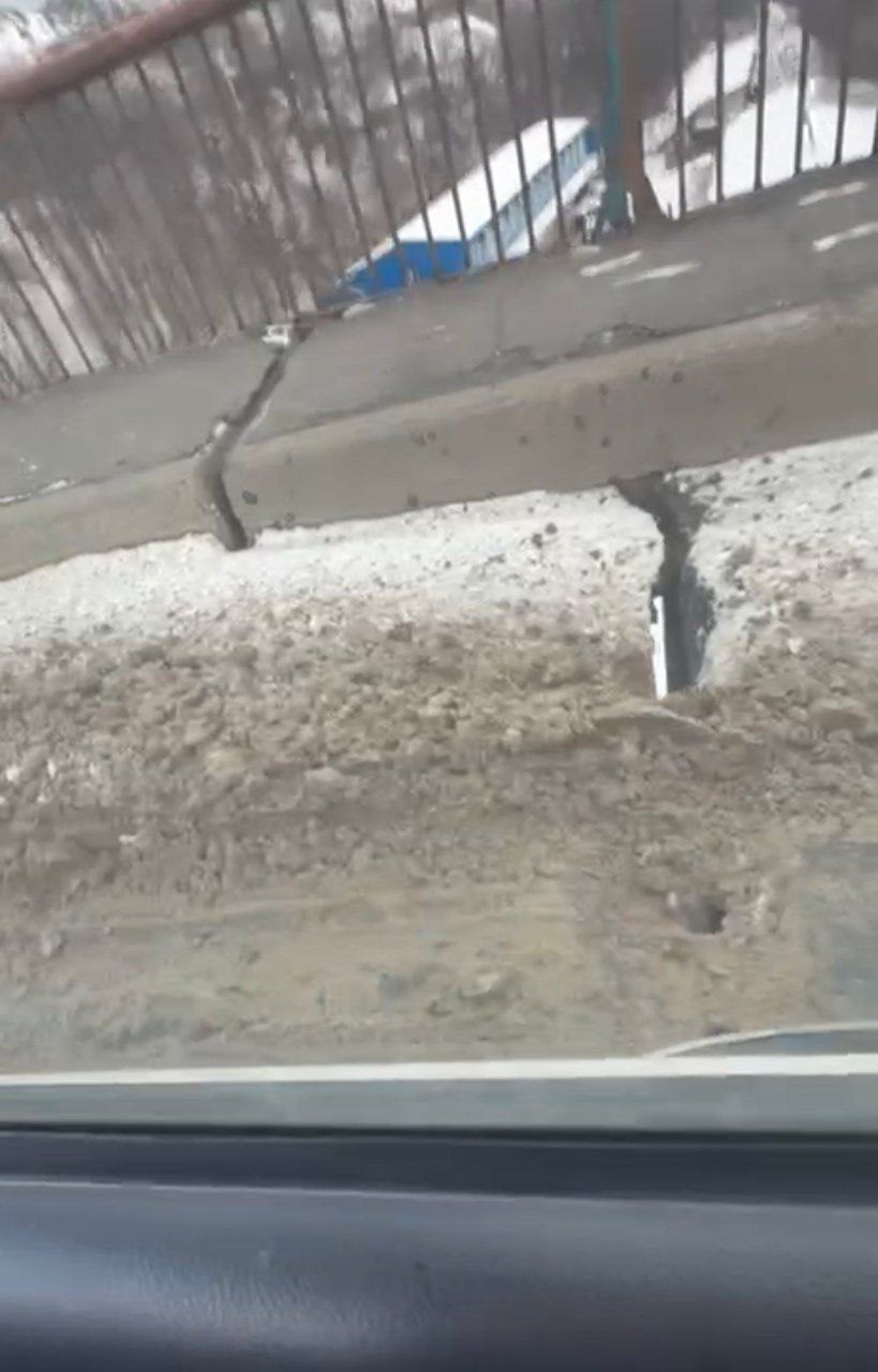 Власти Владивостока прокомментировали появление новой трещины на Рудневском мосту Специалисты администрации города взяли под контроль ситуацию с деформационным швом на Рудневском мосту который вызвал обеспокоенность у местных жителей В социальных сетях горожане охарактеризовали повреждение как трещину в которую может провалиться нога Несмотря на визуальные дефекты в пресс службе мэрии заявили что на данный момент шов не представляет угрозы для безопасности дорожного движения Объект продолжает функционировать в штатном режиме и вводить ограничения для транспорта власти не планируют Профильные службы ведут регулярный мониторинг состояния конструкций чтобы оперативно принять решение в случае ухудшения ситуации По информации муниципалитета Рудневский мост остается в списке объектов подлежащих замене Строительство нового путепровода запланировано на 2028 2029 годы Ожидается что возведение новой конструкции займет около трех лет До этого времени техническое состояние существующего моста будет поддерживаться в рамках эксплуатационных норм Deitaru