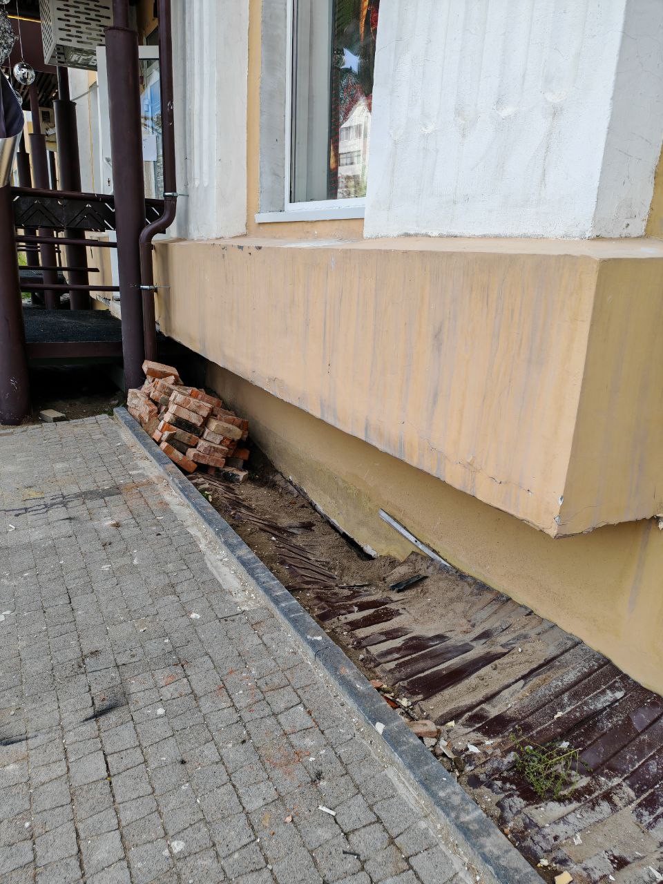 Роман Мандзяк, пресс-секретарь главы г. Якутска: Установленный возле стены автокузов был вывезен сегодня ночью. На мой взгляд, он мог представлять опасность для людей, особенно детей, и нарушал дизайн-код проспекта Ленина. Кроме того, в результате его установки, вероятно, был повреждён и помят откос из профлиста, закрепленный на стене дома, а это можно квалифицировать как ущерб общедомовому имуществу. Вопросами наличия признаков административного правонарушения занимается Административная комиссия, она примет решение по данному событию, вероятно, в рамках Правил благоустройства. В целом хочу отметить, что креатив лучше направлять в конструктивное русло. Например, на украшение территории рядом с заведением яркими цветами в стильных клумбах, как это, к примеру, делают их конкуренты, расположенные в этом же здании, через крыльцо. И если мне вдруг понадобятся очки, я с удовольствием зайду к ним. Они любят свой город, уважают горожан и своих клиентов.