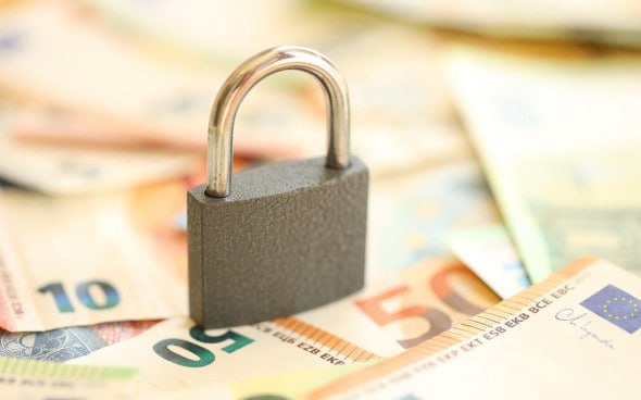 Бельгийский депозитарий Euroclear начал разблокировать активы российских инвесторов без американской лицензии OFAC Об этом РБК Инвестициям сообщили в крупном брокере который занимается разморозкой активов российских инвесторов Юрист практики санкционного права и комплаенса адвокатского бюро NSP Глеб Бойко также говорит о том что им известно о трех успешных случаях такой разблокировки в разных брокерах Бойко отмечает что данный механизм был согласован с Euroclear примерно полтора месяца назад По его словам это новая практика на рынке поскольку еще летом европейский депозитарий не использовал такой механизм Особенность в том что при отсутствии вовлечения в транзакцию по разблокировке US person американские лица или финансовые институты Euroclear не будет требовать лицензию OFAC даже для разблокировки активов с US nexus ценные бумаги связанные с США РБК Инвестиции То есть для Euroclear достаточно будет одной бельгийской лицензии