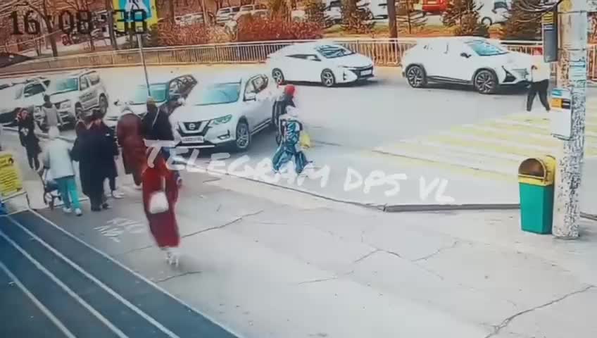 Во Владивостоке водитель сбил женщину с ребенком на пешеходном переходе