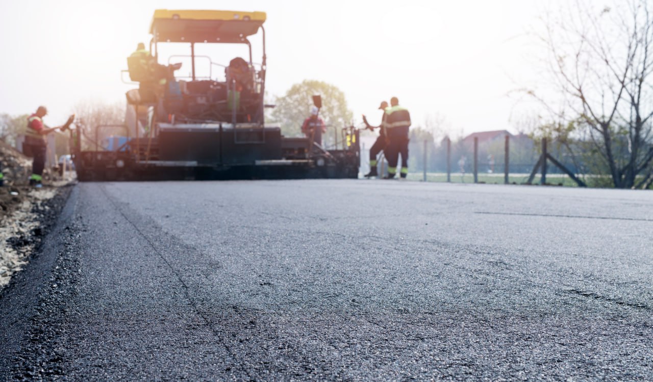 Счетная палата выявила нарушения на 7 1 млрд рублей в дорожных проектах трех регионов Нижегородской и Тамбовской областях а также в Якутии Аудиторы обнаружили системные нарушения при реализации госконтрактов на строительство и капремонт автодорог в 2021 2024 годах В частности завышались стоимость и объемы проводимых работ принимались и оплачивались невыполненные или некачественные работы не соблюдались сроки строительства не осуществлялась достаточная претензионно исковая работа Кроме того на момент проверки был зафиксирован дефицит финансирования дорожных работ необходимых для достижения плановых показателей по приведению автодорог в нормативное состояние к 2030 году в размере 443 8 млрд рублей говорится в отчете ведомства По итогам аудита Счетная палата направила проверенным госзаказчикам представления об устранении выявленных нарушений