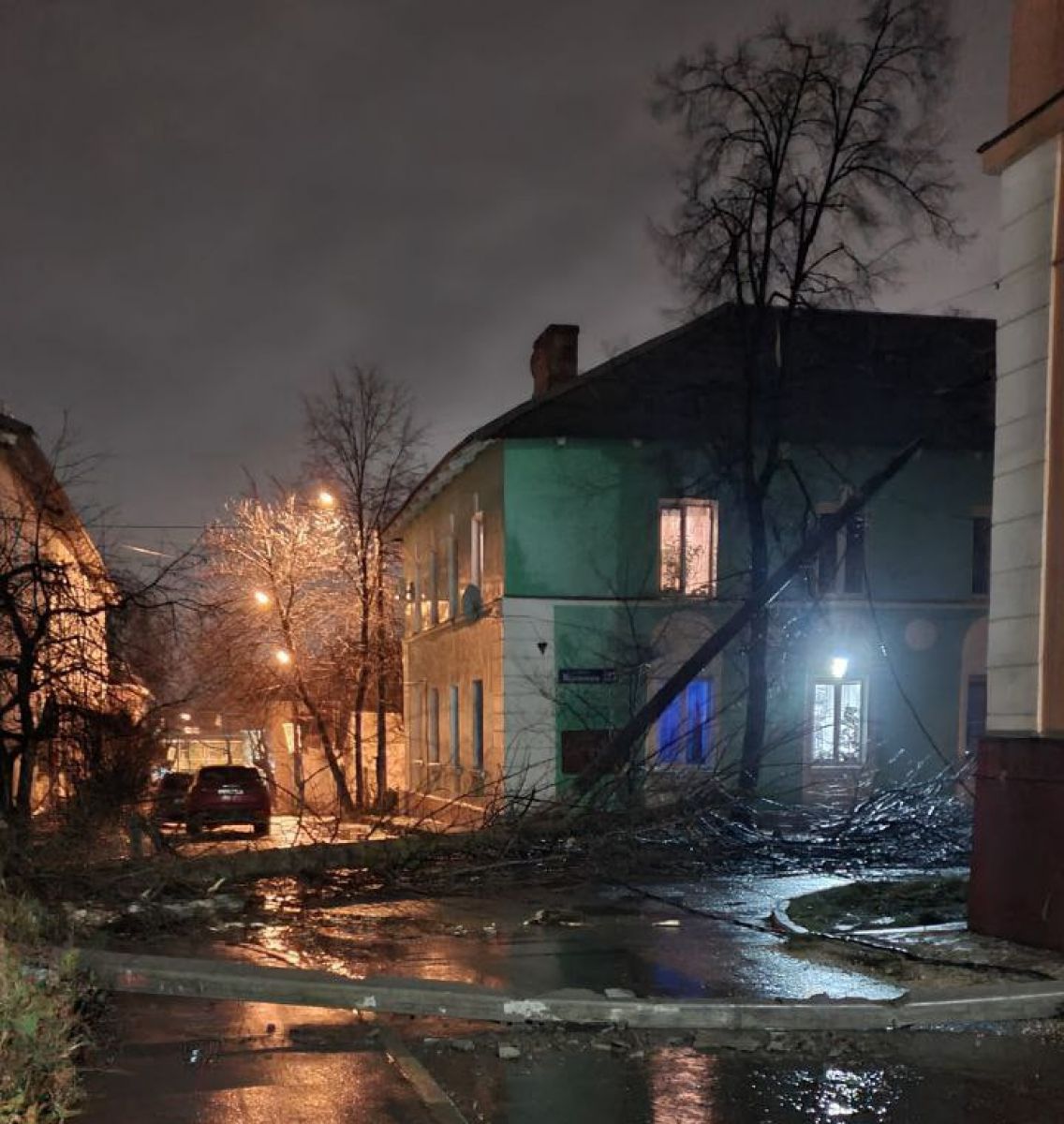 В Туле упавшее дерево сломало столб     В Туле на улице Мартеновской упавшее дерево обломило столб. Об этом сообщает Telegram-канал «Тула. Пролетарский №1».  ↗  Прислать новость   Подписаться