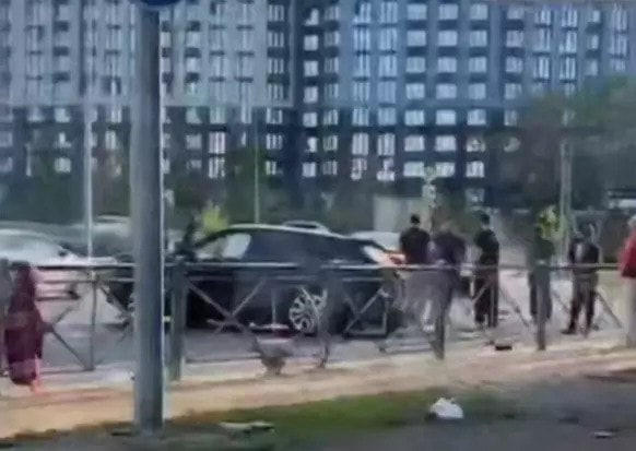 В Ростове в результате столкновения пострадали двое взрослых и грудничок В Ростове в результате столкновения пострадали двое взрослых и семимесячный ребенок. Об этом сообщили в пресс-службе Госавтоинспекции по Ростовской области. По предварительным данным, неустановленный водитель автомобиля Mercedes-500 на перекрестке с круговым движением не уступил дорогу и въехал в автомобиль Jaecoo. «В результате ДТП водитель автомобиля Jaecoo 1990 года рождения, а также пассажиры данного автомобиля 1991 года рождения и ребенок 7 месяцев получили травмы и доставлены в медицинское учреждение», – пишет источник. Детали аварии выясняют полицейские. Подписаться на "Новости Ростова" Прислать новость