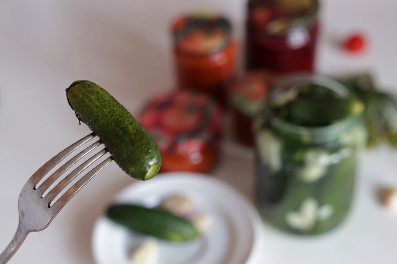 Ботулизм заявился в Новую Москву люди отравились соленьями Заразились пять человек Семья купила консервированные овощи с рук в районе Коммунарки а после того как съела их столкнулась с резким ухудшением самочувствия У них появились тошнота рвота и дыхательная недостаточность пишут СМИ Не пострадал только трехлетний ребенок которого не стали кормить соленьями Все пострадавшие подключены к ИВЛ Предположительно их число может увеличиться UPD количество пострадавших выросло до шести информацию подтвердили в Депздраве Москвы   Подпишитесь на Абзац TG VK Дзен MAX Rutube