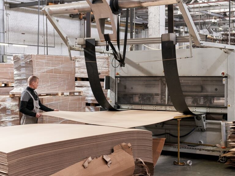 Мебельщики активно закупают плиты у деревообработчиков возникает контраст спроса Такое наблюдение сделало профильное агентство WhatWood Ажиотаж со стороны мебельщиков с октября вырос настолько что некоторым плитным предприятиям пришлось прибегнуть к квотированию ограничивая отгрузки Только это говорит не о воспрянувшем рынке мебели уточняют аналитики Производители товаров для дома просто в большом объёме закупают материалы по старым ценам до роста инфляции и налоговых изменений На короткий срок в начале 2026 года это позволит некоторым компаниям удержать стоимость конечной продукции А обращаться к плиточникам они на время перестанут склады будут полными Но повышенный спрос на древесные комплектующие сохранится на высоком уровне до конца 2025 года Пусть ненадолго но мебельная отрасль вновь поддерживает деревообработку Потому что в то же время в строительном сегменте наступило сезонное снижение закупок Всплеск активности был в сентябре но после рынок вернулся к нисходящей динамике Свою роль сыграло и сокращение ИЖС По данным Ассоциации деревянного домостроения АДД за пять месяцев 2025 года объём сделок на рынке загородного строительства упал в 10 раз к тому же периоду 2024 го Эксперты WhatWood отметили что отрасль держится на остаточном импульсе Хотите поделиться вашим видением отрасли Присылайте фото видео и новости pgm editorial Индустрия мебели industrymebel