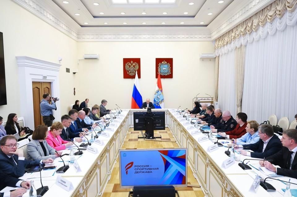 Самарская область готовится принять форум «Россия – спортивная держава» 15 мая в правительстве Самарской области состоялось заседание оргкомитета под председательством губернатора Вячеслава Федорищева, на котором обсудили важное событие – в 20 по 22 октября в регионе международный форум «Россия – спортивная держава». Планируется, что в форуме примут участие около 3000 человек, от представителей спортивных организаций и органов власти до бизнесменов и экспертов отрасли. – Наша задача – сделать так, чтобы форум прошел на высшем уровне, принес положительные эмоции жителям региона и его гостям, побудил их заниматься спортом, вести активный образ жизни, – подчеркнул губернатор Самарской области. В дни проведения форума по центру Самары будут курсировать туристические шаттлы. Кроме соревнований в Самаре также организуют интерактивные зоны и площадки, проведут турнир по футболу среди городов-героев, приуроченный к 80-летию Победы, финал Кубка России по гонкам дронов, финал «Кубка Защитников Отечества» среди ветеранов СВО, всероссийский турнир по художественной гимнастике и многое другое. Форум «Россия – спортивная держава» проводится по инициативе президента Владимира Путина с 2009 года.