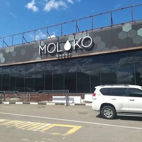 Дистрибьютор продуктов питания Nelt приобрел долю в Moloko Group 17 октября ООО Нелт Ритейл получило долю 25 в молочном холдинге Ильи Рагозина ООО Молоко Групп Стоимость сделки на рынке оценивают в 55 95 млн рублей с учетом долгов в размере 120 200 млн рублей 74 24 долей остались у основателя компании Ильи Рагозина Еще 0 76 принадлежат РСХБ Финанс Молоко Групп предприятие полного цикла в составе которого есть фермерское хозяйство с поголовьем более 1 тыс коров и производство сыров под брендом Гранд Премьер Компания зарегистрирована в 2023 году в Сухиничском районе Калужской области При постоянно растущей выручке прибыль компании сильно упала с 73 млн рублей в 2022 году до 1 5 млн рублей в 2024 году Вероятно это способствовало принятию решения о продаже доли крупному дистрибьютору Для Молоко групп партнерство с Нелт Ритейл означает укрепление системы дистрибуции а для Nelt еще один проверенный поставщик сыра Агрономика