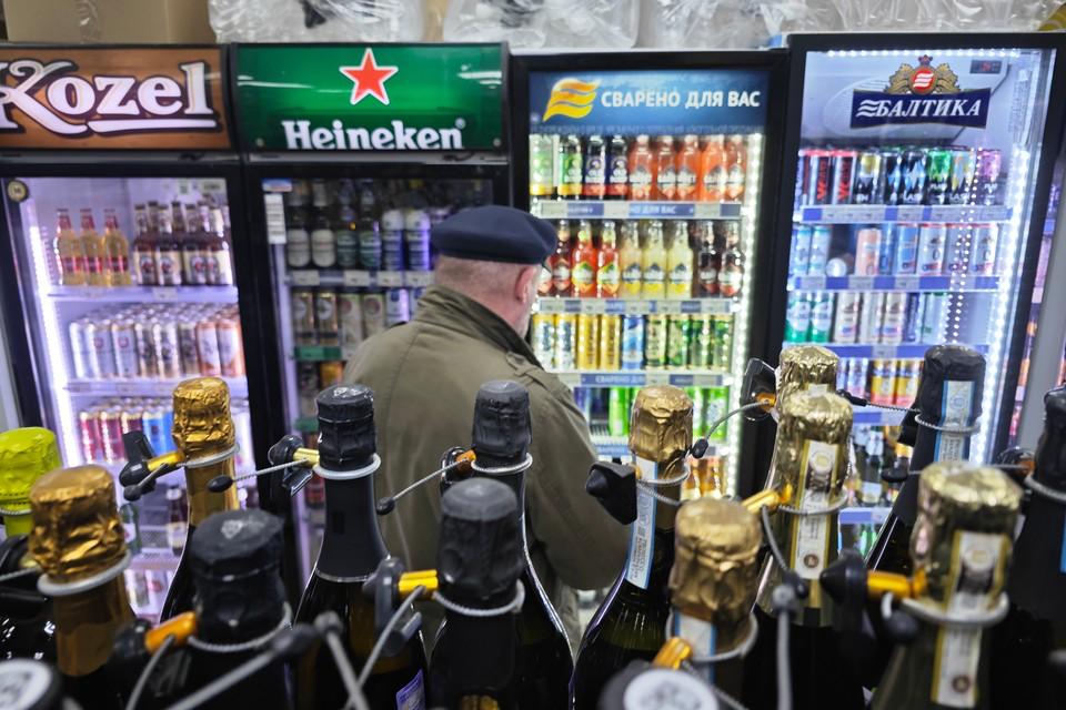 Пермяки жалуются на алкомаркет, который шесть лет продает алкоголь ночью Почти каждую ночь под окнами дома на Клары Цеткин слышны громкие разговоры, ненормативная лексика, а под утро там остается множество бутылок и другого мусора. Жители обращались во все инстанции, но бесполезно. Устав терпеть, обратились на прямую линию президента и в Народный фронт. После обращения в Росалкогольтабакконтроль направлены материалы для прекращения лицензии ООО «Сириус». С 22 мая ее действие приостановлено на 30 дней, однако местные жители продолжают сигналить о незаконной продаже спиртного. Подпишись на «КП-Пермь»