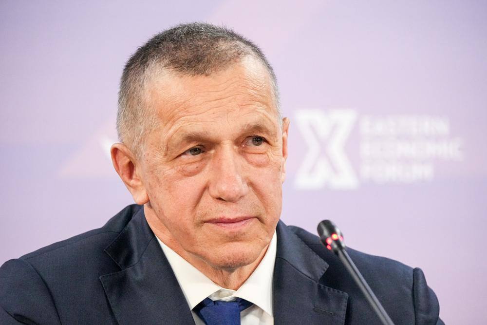 План развития СМП до 2035 года предусматривает строительство еще 10 ледоколов и 46 судов аварийно спасательного флота Об этом сообщает ТАСС со ссылкой вице премьера полномочного представителя президента РФ в ДФО Юрия Трутнева   Он отметил что план развития Северного морского пути на период до 2035 года включает в себя 155 мероприятий по пяти разделам грузовая база транспортная инфраструктура грузовой и ледокольный флот безопасность судоходства по СМП а также управление и развитие судоходства по СМП