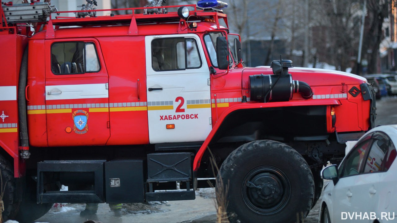 Пожар произошел на ТЭЦ 3 в Хабаровске По предварительным данным источником дыма стала крыша одного из корпусов где велись кровельные работы На месте работают 32 спасателя и 12 единиц техники Прочитать статью полностью Подписаться на DVHAB   Написать в DVHAB