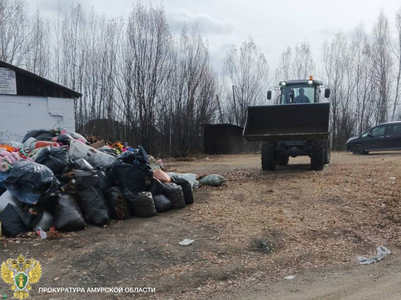 Прокуратура обязала муниципальщиков на кладбище г. Сковородино убрать завалы мусора Прокуратура Сковородинского района провела проверку исполнения законодательства о погребении и похоронном деле. Установлено, что на территории кладбища города Сковородино имеется мусор, а контейнеры для его сбора переполнены. В суд поступил иск против МУП «Жилсервис», от предприятия потребовали очистить территорию кладбища. Суд поддержал исковые требования. В настоящее время с городского кладбища мусор вывезен. Реклама
