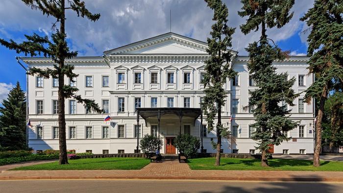 Коллекционер Валерий Дудаков передал часть собрания Нижегородскому художественному музею По соглашению между коллекционером и правительством Нижегородской области музей получил сорок произведений художественного объединения «Голубая роза». Среди них работы Сергея Судейкина, Василия Милиоти, Николая Рябушинского, Николая Феофилактова, а также Михаила Врубеля. Валерий Дудаков начал собирать искусство в 1960-х, и сегодня его собрание насчитывает около шестисот произведений русских и советских художников.
