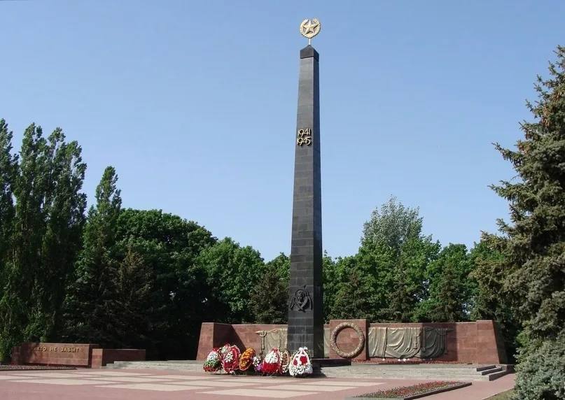 Мемориал памяти павших в Курске комплексно отремонтируют к 2026 году. К 23 августа этого года приведут в порядок еще 40 памятных мест - за счет средств, поступивших из других регионов РФ. Об этом сообщил врио замгубернатора Артём Демидов. — К 9 Мая 276 объектов отремонтировано за счет средств наших муниципальных образований и 132 объекта - за счет средств из других регионов. Всего 408 объектов, - рассказал Артём Демидов. - Проделанная работа, такое количество объектов, носит беспрецедентный характер. Она будет продолжена. Сейм Курская область