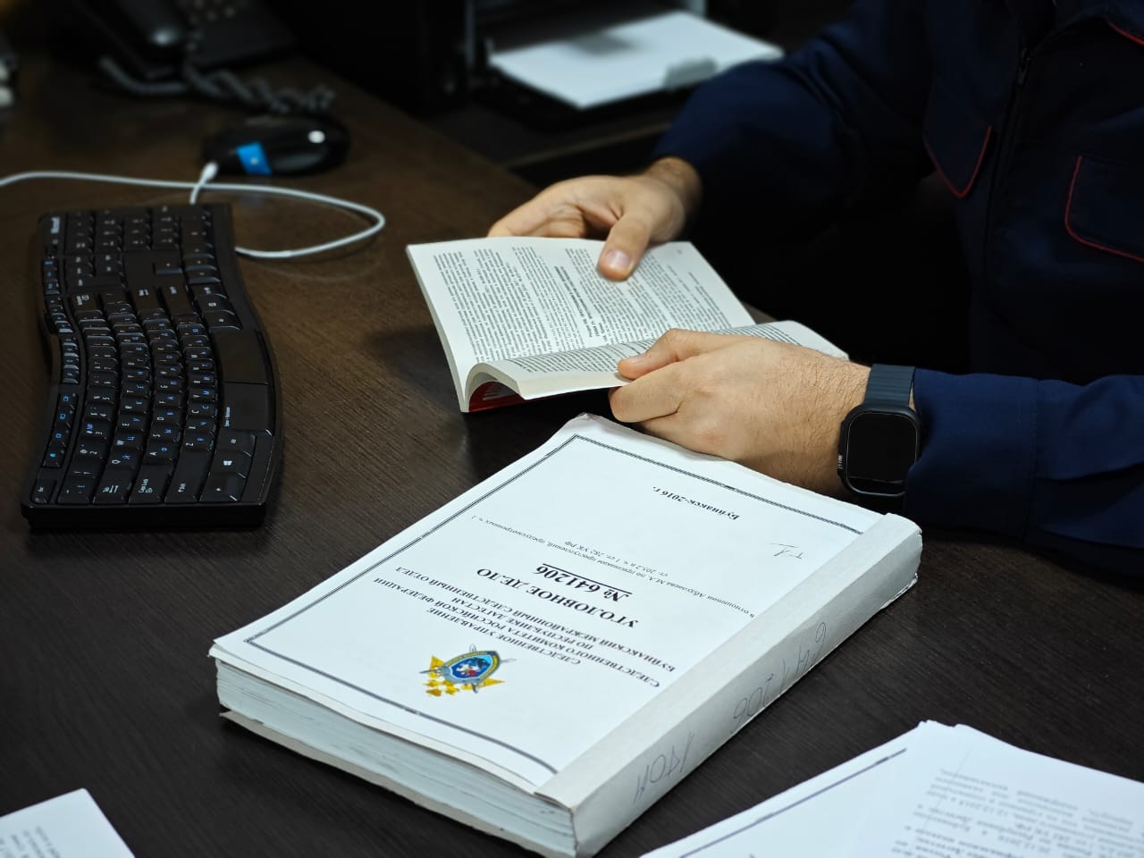Перед судом предстанет местный житель обвиняемый в призывах к массовым беспорядкам Буйнакским межрайонным следственным отделом СУ СК РФ по РД завершено расследование уголовного дела возбужденного по материалам ГУ МВД России по СКФО в отношении 25 летнего жителя Буйнакска обвиняемого в совершении преступления предусмотренного ч 3 ст 212 УК РФ призывы к массовым беспорядкам По версии следствия в сентябре 2022 года обвиняемый в информационно телекоммуникационной сети Интернет разместил комментарий содержащий в себе призыв неограниченного круга лиц к участию в массовых беспорядках а также оказанию вооруженного сопротивления представителям власти Следствием собрана достаточная доказательственная база в связи с чем уголовное дело с утвержденным обвинительным заключением направлено в суд для рассмотрения по существу Санкция указанной статьи Уголовного кодекса Российской Федерации предусматривает наказание до 2 лет лишения свободы